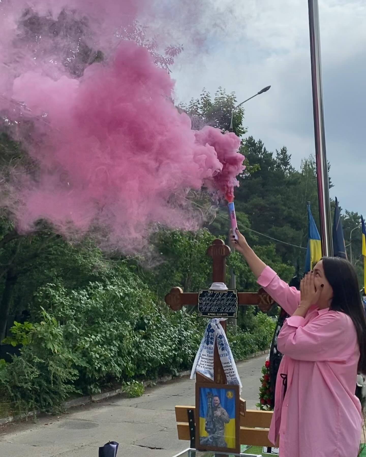 "Я обіцяла, що ми дізнаємося разом": дружина загиблого воїна розкрила стать дитині на могилі чоловіка (фото)